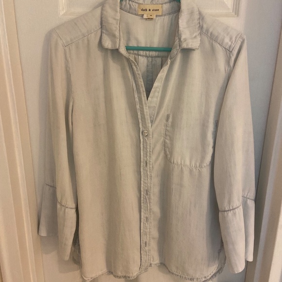Cloth and Stone Size M Chambray Button Down - Picture 1 of 2